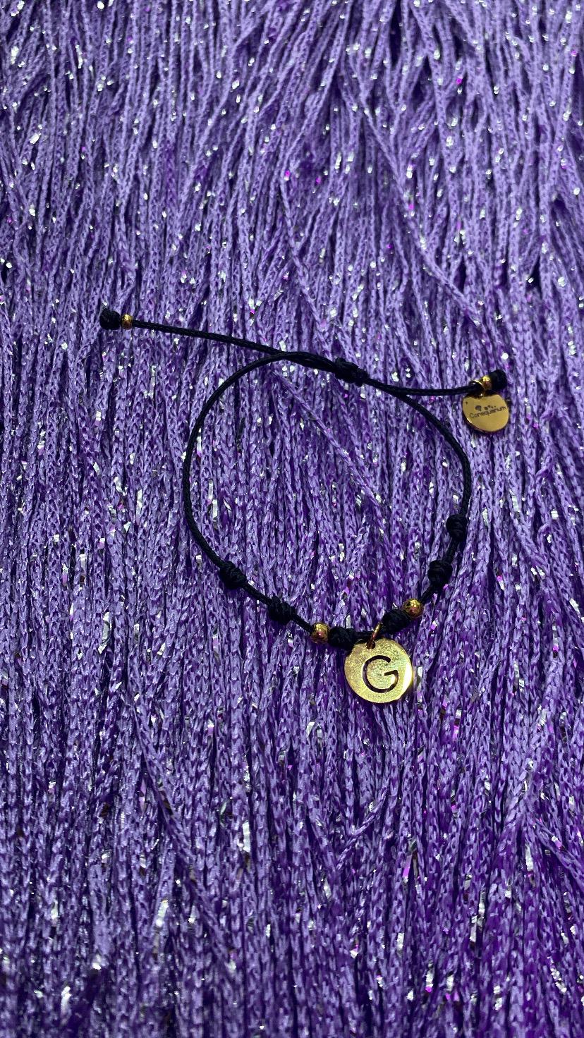 Pulsera inicial dorada