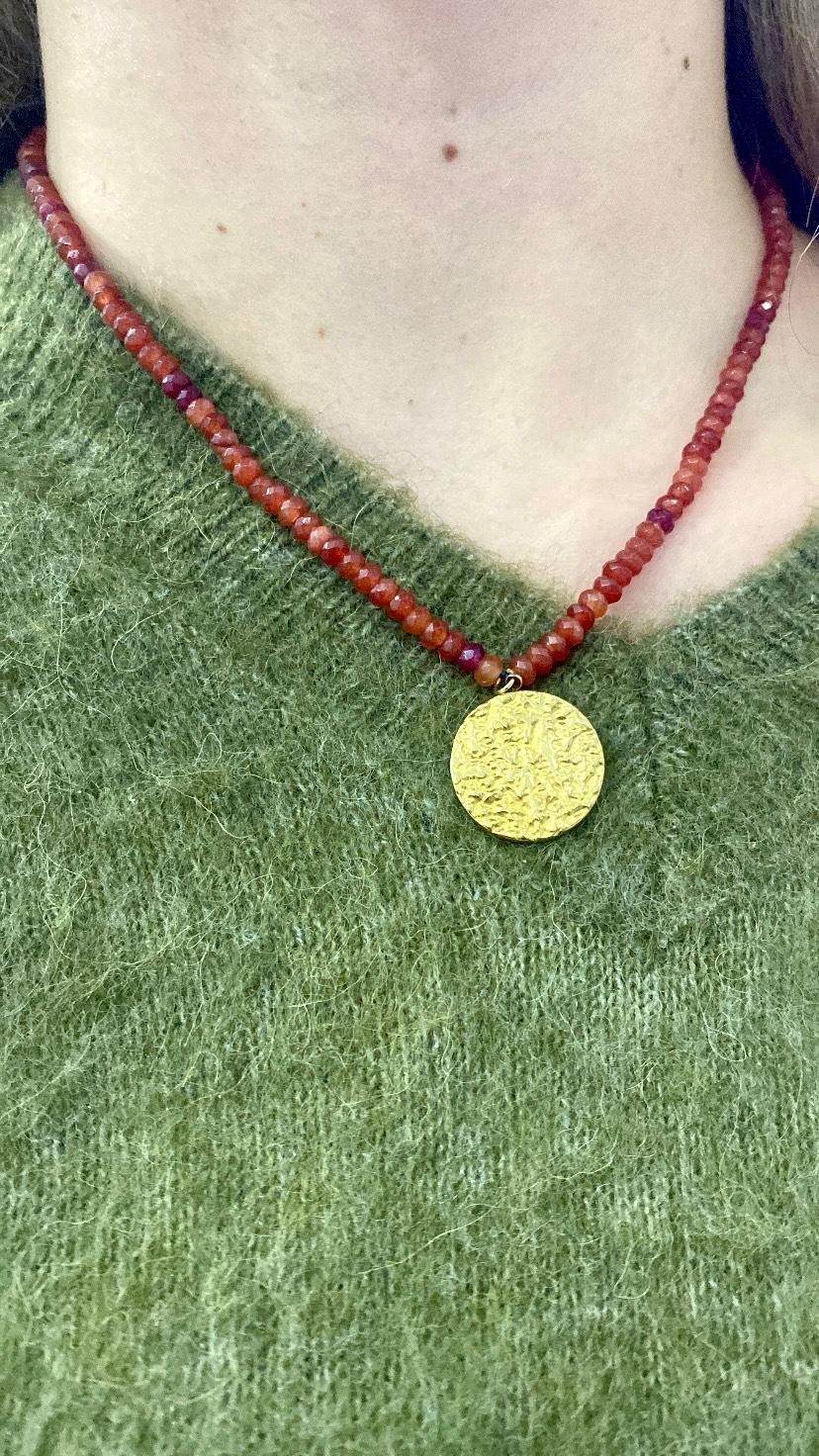 Collar piedrecitas rojo