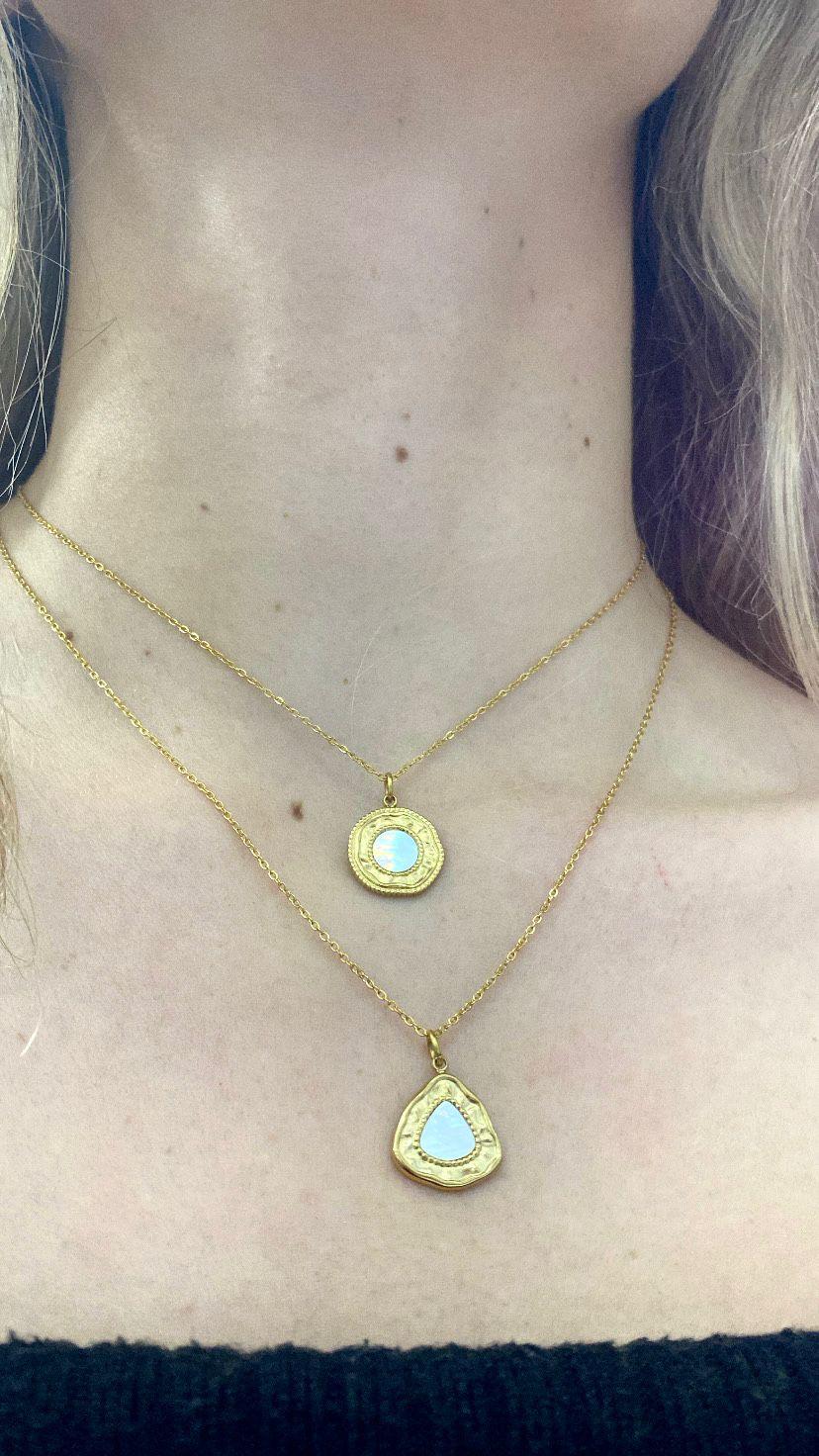 Collar medallón triangular blanco