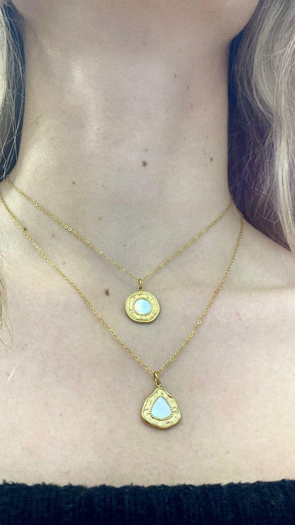 Collar medallón triangular blanco