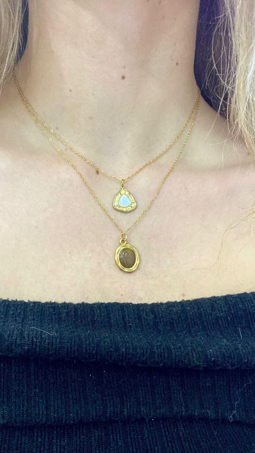 Collar cadena medallón ovalado marrón