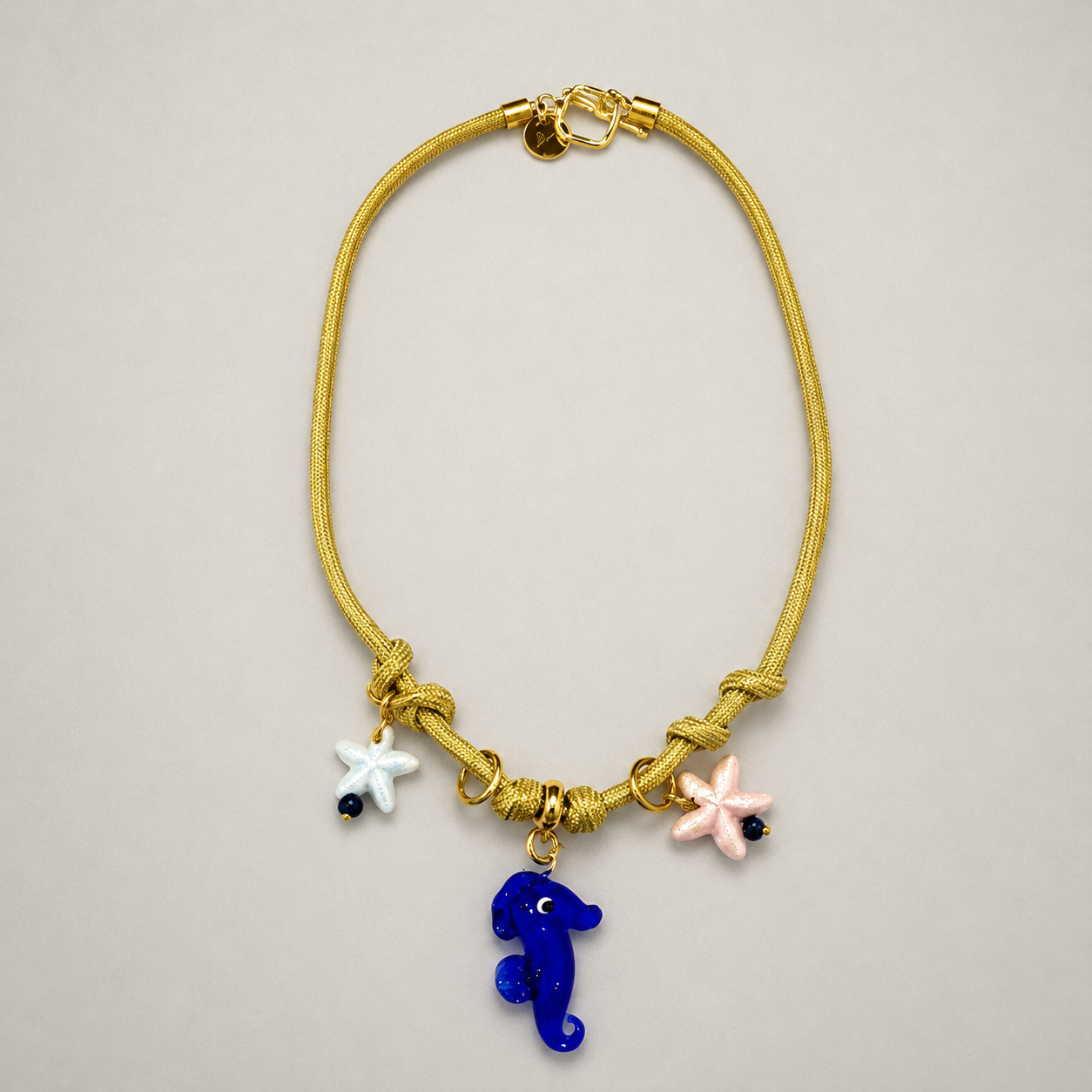 Collar caballito de mar con estrellas