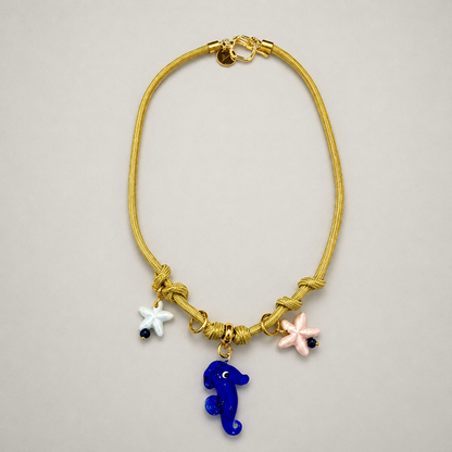 Collar caballito de mar con estrellas