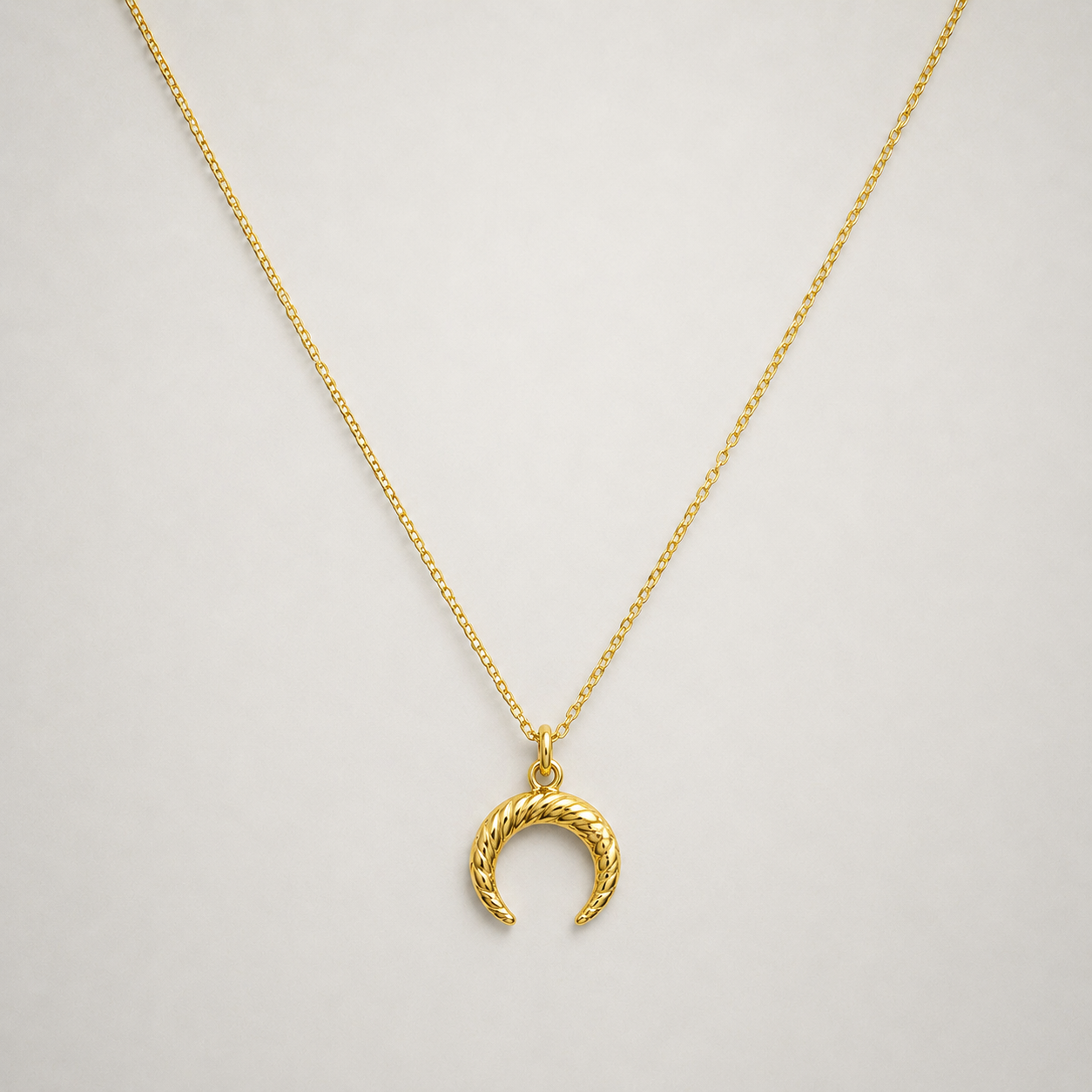 Collar cadena fina media luna