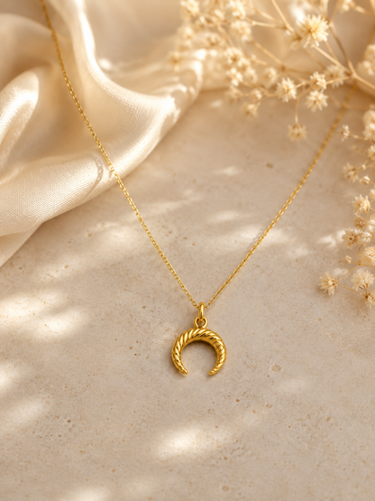 Collar cadena fina media luna