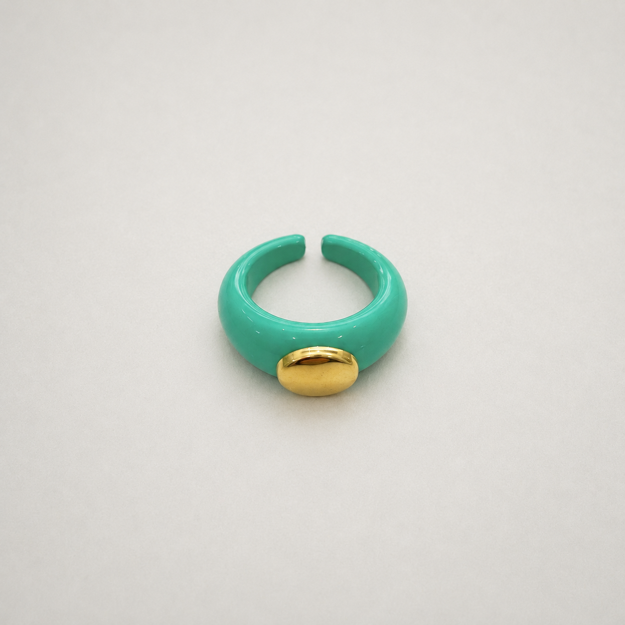 Anillo  con bolita bañada en oro