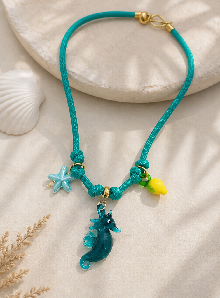 Collar caballito de mar con charms