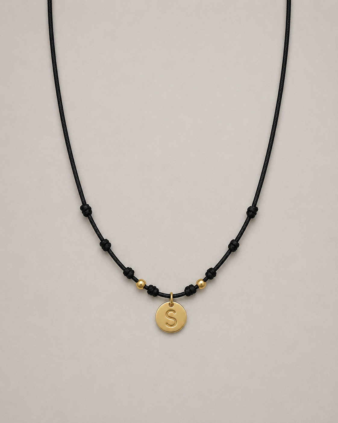 Collar inicial dorada