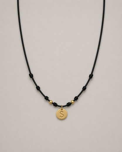 Collar inicial dorada