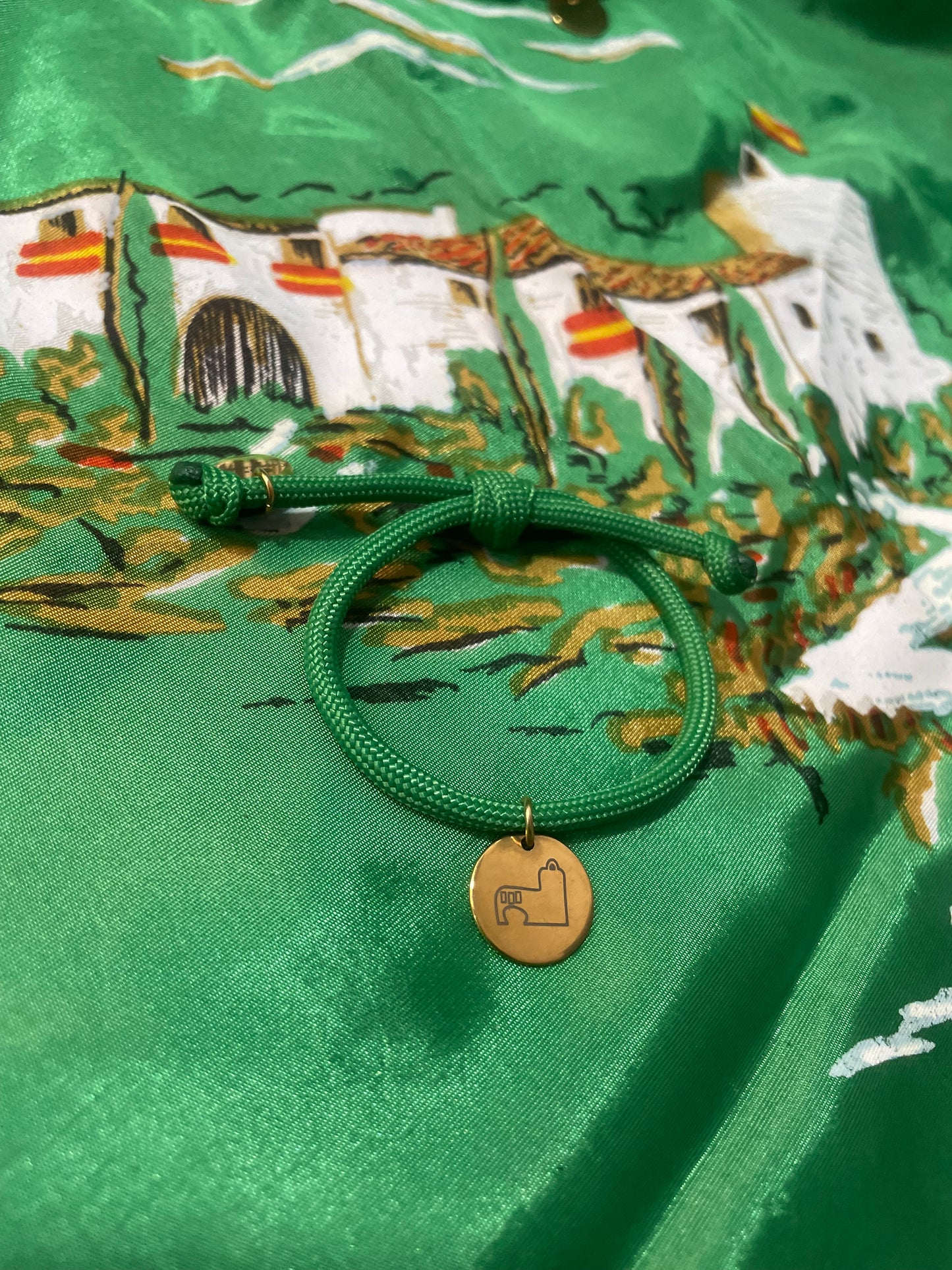 Pulsera chapita grabada Ermita Magdalena con cuerda de paracaídas