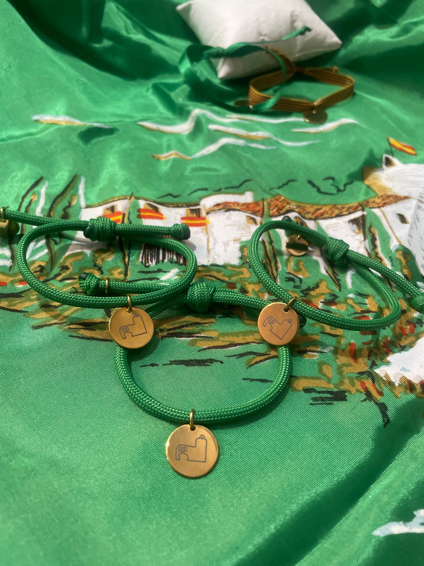 Pulsera chapita grabada Ermita Magdalena con cuerda de paracaídas